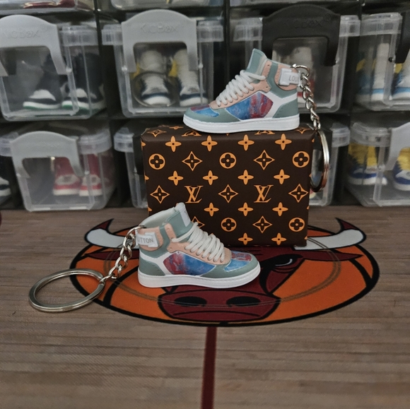 Fashion pair of mini sneakers keychain. - Picture 2 of 8